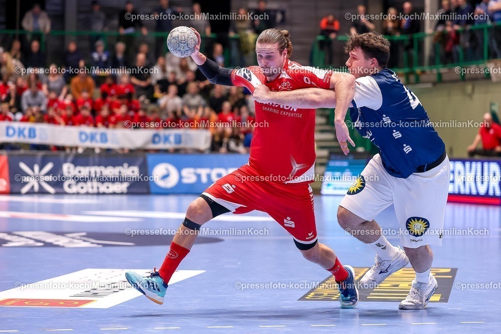 BHC11022601077 | 11.02.2026, Handball, 1.HBL, Bergischer HC - MT Melsungen, 20. Spieltag, Uni-Halle Wuppertal: Olle Forsell-Schefvert (Melsungen #25) im Zweikampf gegen  Aron Seesing (BHC #49) 