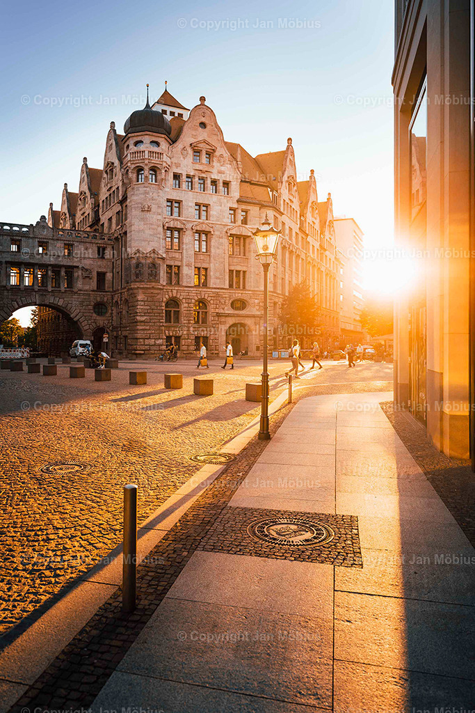 Neue Rathaus Leipzig | Das Neue Rathaus Leipzig beeindruckt mit monumentaler Architektur, historischem Flair und zentraler Lage. Es zählt zu den markantesten Wahrzeichen der Stadt und ist ein beliebter Fotospot - Realisiert mit Pictrs.com