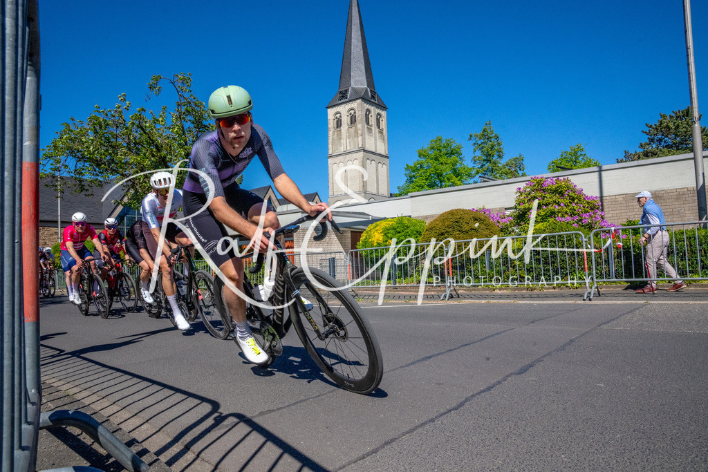 Spurt in den Mai 2026 - Großer Preis der Sparkasse Neuss | Annual one-day road cycling race "Großer Preis der Sparkasse Neuss" held in Büttgen, Germany, organized by VfR Büttgen 1912 e.V. The event features multiple races across all age categories from U11 youth to Elite men. - Realisiert mit Pictrs.com