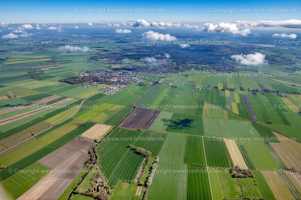 Cadenberge_ELS_0941290423 | CADENBERGE 29.04.2023 Ortsansicht am Rande von landwirtschaftlichen Feldern und Nutzflächen in Cadenberge im Bundesland Niedersachsen, Deutschland. // Village view on the edge of agricultural fields and land in Cadenberge in the state Lower Saxony, Germany. Foto: Martin Elsen
