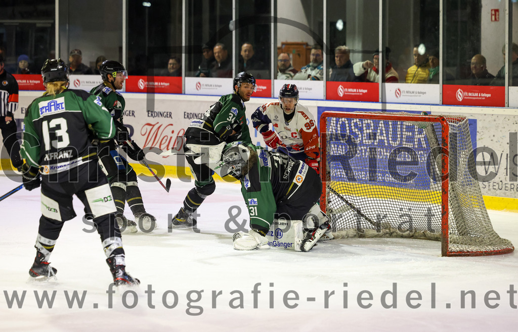 2023-03-07_078_TSV_Erding_gegen_ESC_Kempten | Erding, Deutschland, 07.03.2023:
Eishockey, Bayernliga Playoffs 2022 / 2023, Viertelfinale, TSV Erding gegen ESC Kempten, Endergebnis: 9:3

Michael Franz (Erding Gladiators, #13), Bastian Cramer (Erding Gladiators, #34), Torwart Christoph Schedlbauer (Erding Gladiators, #31), Eric Nadeau (ESC Kempten, #96)

Foto: Christian Riedel / fotografie-riedel.net