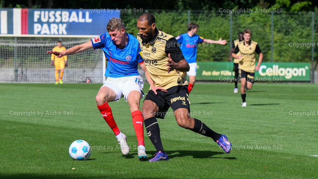 Holstein Kiel vs AS Saint-Etienne | Alexander Bernhardsson (Kiel #11) / Yunis Abdelhamid (Etienne #5)Testspiel: Holstein Kiel vs AS Saint-Etienne / Citti Fussball Park - Projensdorf / Kiel / 10.08.24 - Realisiert mit Pictrs.com