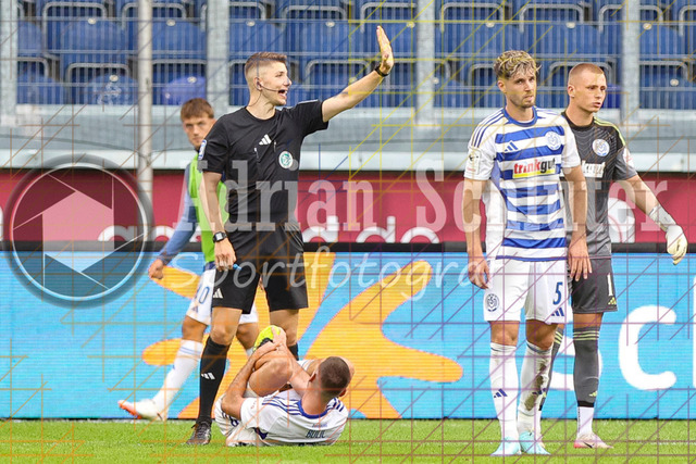 MSV Duisburg vs VfB Stuttgart II - 3. Liga | Duisburg, Deutschland, 02.08.25:   Schiedsrichter Felix Wagner gestikuliert, Gestik waehrend des Spiels der 3. Liga MSV Duisburg vs VfB Stuttgart II in der schauinsland-reisen-arena(Foto von Brauer-Fotoagentur / Adrian Schlueter)