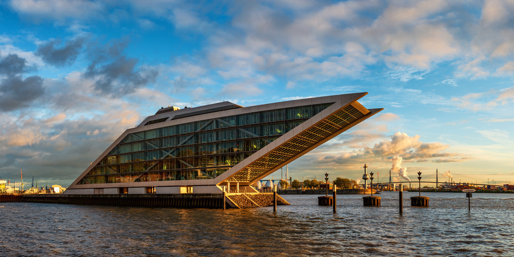 10250812 - Abendlicht am Dockland | Wunderschöne Lichtstimmung abends am Dockland mit der Köhlbrandbrücke am Horizont.