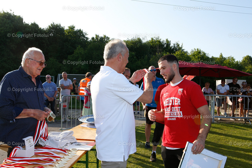 A_LUI_14062025_13 | MEISTERFEIER ASKOE OEDT 1B 2025 IM BILD: STEFAN REITER UEBERGIBT AN ALBI MUHAREMI (ASKOEOEDT) DIE MEDAILLE FOTO:FOTOLUI