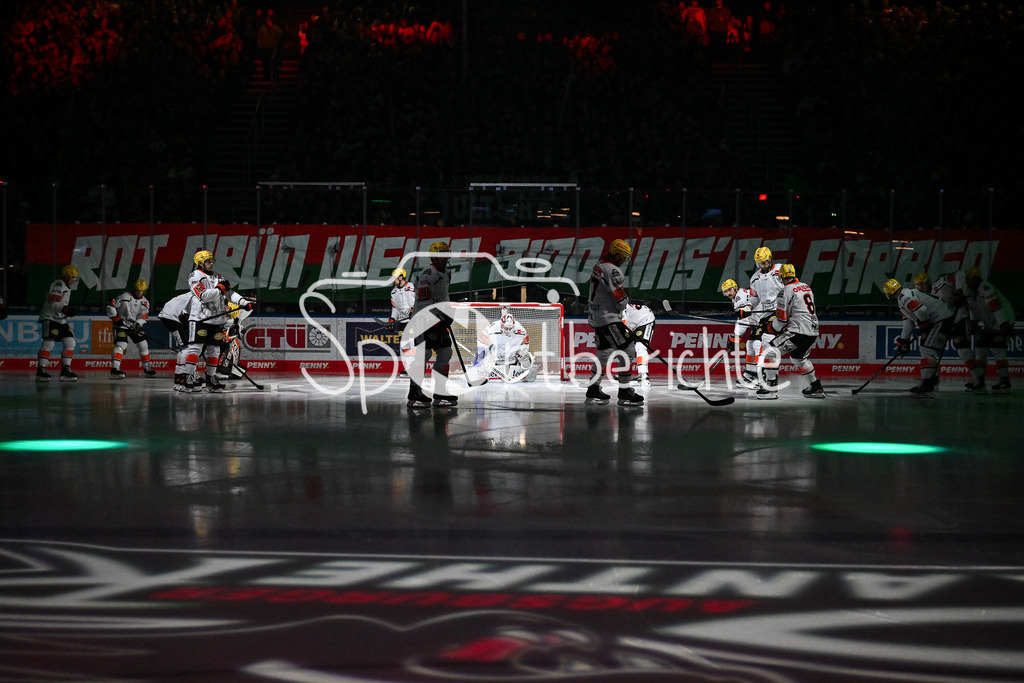 Augsburger Panther - Löwen Frankfurt | AUGSBURG, GERMANY - 16. JANUARY: im Bild das Team der Gäste vor dem Match zwischen den Augsburger Panthern und den Löwen Frankfurt am 40. Spieltag der penny DEL im Curt Frenzel Stadion