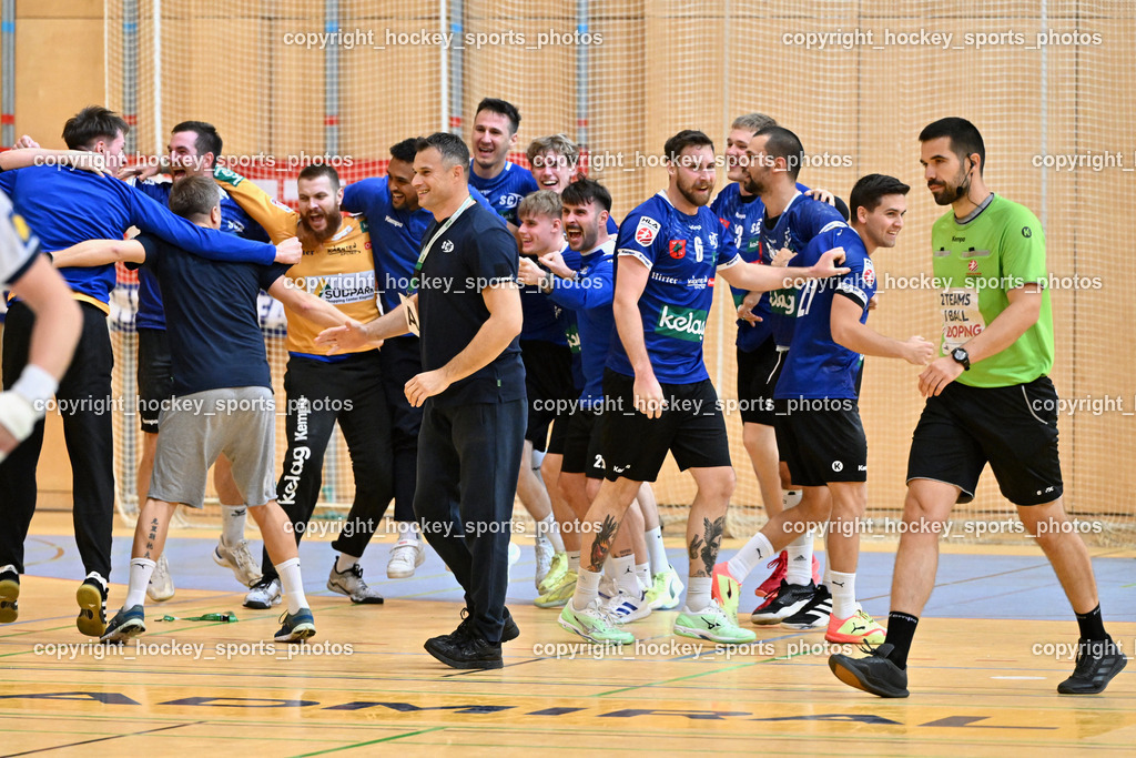 SC Ferlach vs. roomz JAGS Vöslau | Asisstentcoach SC Ferlach BARISIC Miro, MARKOVIC Alen Referee, Jubel SC Ferlach Mannschaft, SC Ferlach vs. roomz JAGS Vöslau, SC Ferlach vs. roomz JAGS Vöslau am 08.11.2025 in Ferlach (Ballspielhalle Ferlach), Austria, (Photo by Bernd Stefan)