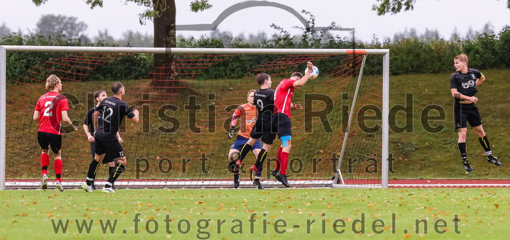 2023-08-27_029_TSV_Zorneding_II_gegen_TSV_Grafing_II | Zorneding, Deutschland, 27.08.2023:
Fußball, A-Klasse 2023 / 2024, 2. Spieltag, TSV Zorneding II gegen TSV Grafing II, Endergebnis: 5:1

Torschuss zum 2:0 durch Felix Mühlhölzl (TSV Zorneding, #4)
Felix Tieking (TSV Zorneding, #2), Thomas Urban (TSV Grafing, #12), Torwart Konstantin Lanzl (TSV Grafing, #22), Felix Mühlhölzl (TSV Zorneding, #4), Max Heckmann (TSV Grafing, #9), Leonhard Oswald (TSV Grafing, #4)

Foto: Christian Riedel / fotografie-riedel.net