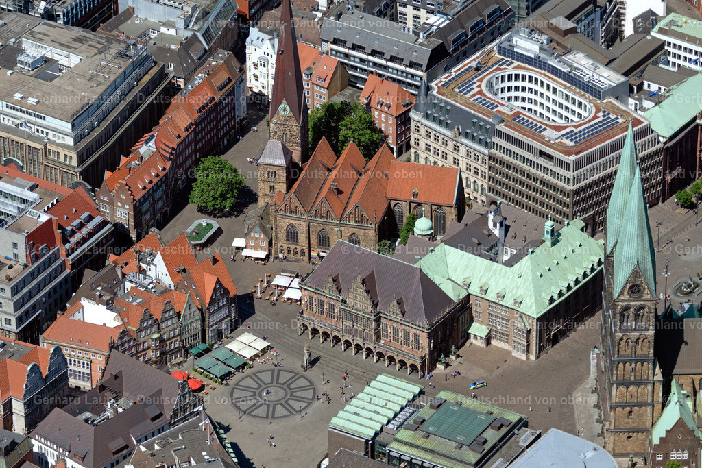 4029672 | BREMEN 01.06.2020 Kirchengebäude des St.-Petri- Dom und Rathaus am Domshof in der Altstadt von Bremen.