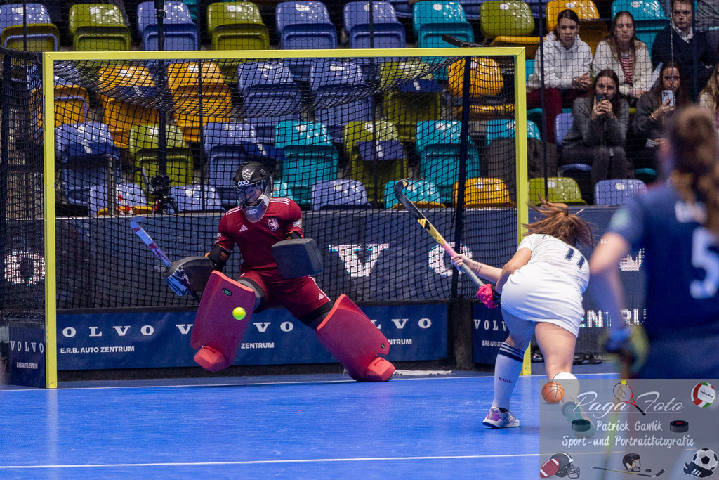 Volvo E.R.B. Final 4 Halbfinale Frauen: Mannheimer HC - Düsseldorfer HC, 25.01.2025 | Femke Jovy (Düsseldorfer HC #1) hält einen Penalty von Leonie Weissenberger / Weißenberger (Mannheimer HC #7), Mannheimer HC - Düsseldorfer HC, Frankfurt, Süwag Arena, 25.1.2025 - Realisiert mit Pictrs.com