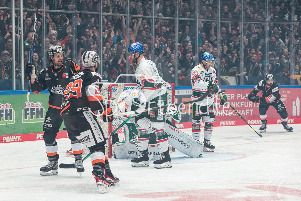 Löwen Frankfurt - Augsburger Panther | Jubel der Hausherren nach dem Treffer zum 1-0 durch Rylan SCHWARTZ (FRA #13)