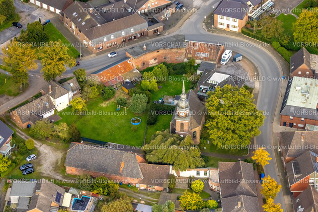 Hamminkeln241010907 | Luftbild, evangelische Kirche Ringenberg an der Hauptstraße, baufällige Häuser an grüner Wiese, Ringenberg, Hamminkeln, Niederrhein, Nordrhein-Westfalen, Deutschland