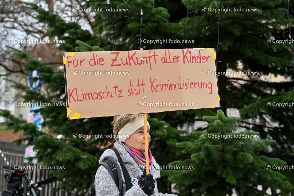 Demonstration Fridays for Future_ Lndhaus Linz_ 16.12.2023-4 | 16.12.2023, Linz, AUT, Demonstration Fridays for Future, Landhaus Linz, im Bild Demonstrationsteilnehmer, Kundgebung, Transparente, Omas gegen rechts, Teachers for Friday, Klimastreik, Klimaziele, Ansprachen