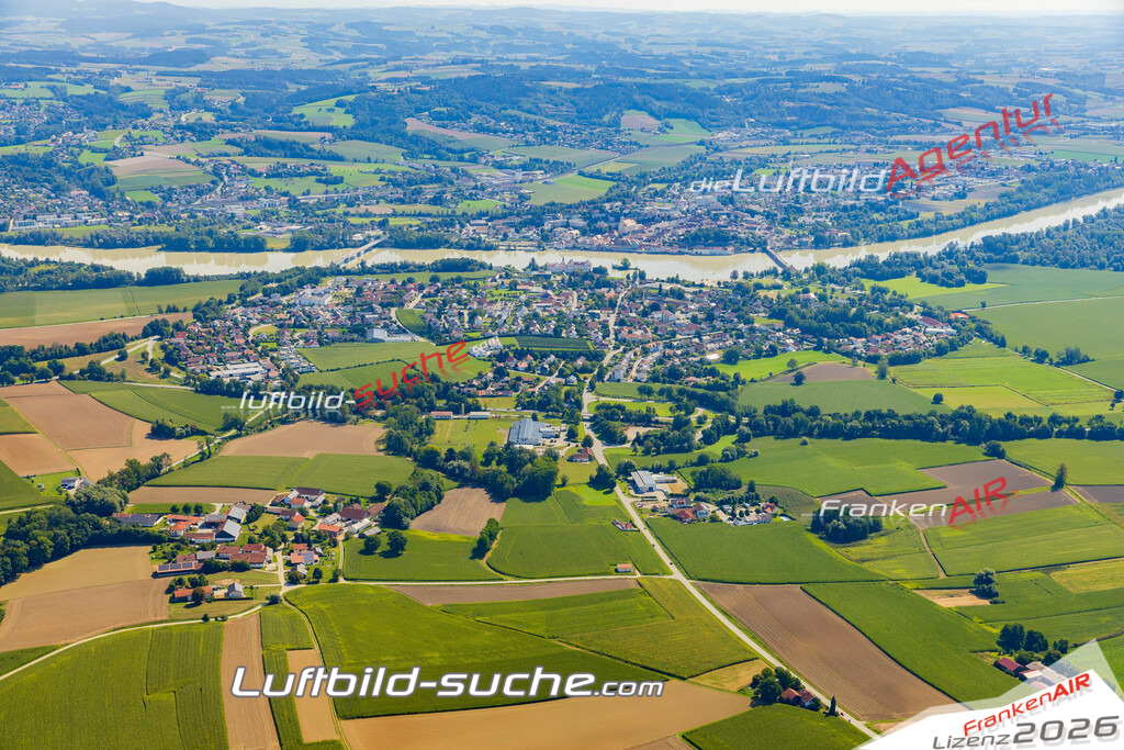 Luftaufnahme der Stadt Neuhaus am Inn - Die Luftaufnahme wurde 2025 vom UL-Flugzeug heraus erstellt ( keine Drohne ) - Hochauflösende Luftaufnahme - für professionelle Ausdrucke geeignet. Die Geschenkidee !Mit Lizenz und Bildrechte bestellbar