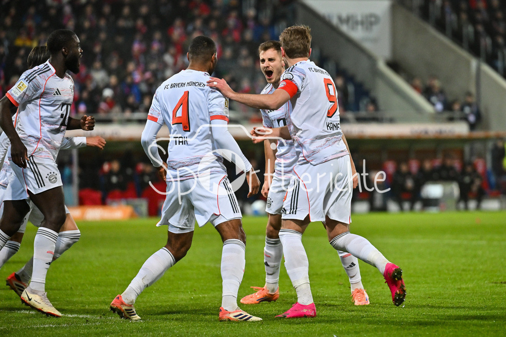1. FC Heidenheim - FC Bayern München | HEIDENHEIM, GERMANY - 21. DECEMBER: Jubel der Bayern nach dem Treffer zum 0-1 durch Josip STANISIC (FC Bayern Munich 44) / Tor / Torschuetze / Freude / Happy / während dem Bundesligamatch zwischen dem 1. FC Heidenheim und dem FC Bayern München am 15. Spieltag in der Voith-Arena / DFL REGULATIONS PROHIBIT ANY USE OF PHOTOGRAPHS AS IMAGE SEQUENCES AND/OR QUASI-VIDEO