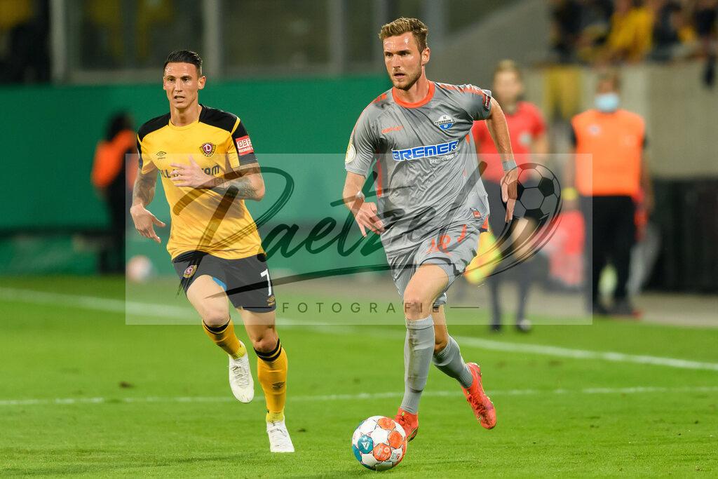 DREPAD20210806_171 | Fussball, Herren: Dennis Srbeny (SC Paderborn 07) in Aktion, am Ball, Einzelaktion beim Spiel der 1. Runde im DFB-Pokal zwischen SG Dynamo Dresden und SC Paderborn 07 im Rudolf-Harbig-Stadion am 06.08.2021 in Dresden, Deutschland.DFB / DFL REGULATIONS PROHIBIT ANY USE OF PHOTOGRAPHS AS IMAGE SEQUENCES AND/OR QUASI-VIDEO. - Realisiert mit Pictrs.com
