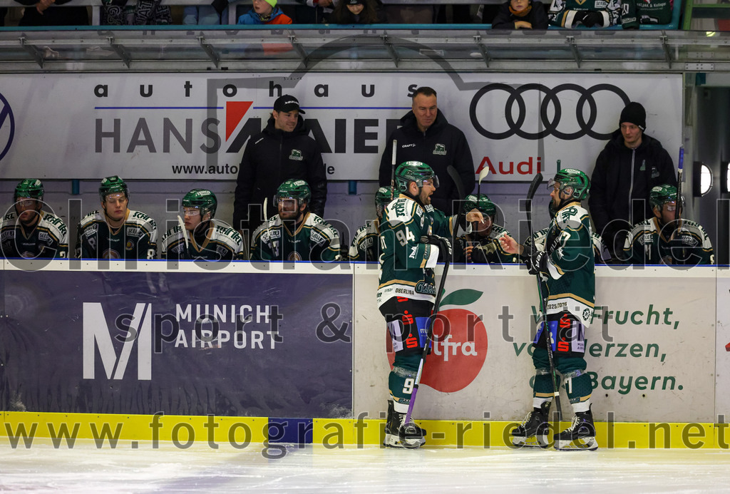 2025-12-28_046_TSV_Erding_gegen_onesto_Tigers_Bayreuth | Erding, Deutschland, 28.12.2025:Eishockey, Oberliga Süd 2025 / 2026, 31. Spieltag, TSV Erding gegen onesto Tigers Bayreuth, Endergebnis: 6:5 n.V.Markus Eberhardt (Erding Gladiators, #94), Teamchef Thomas Daffner (Erding Gladiators)Foto: Christian Riedel / fotografie-riedel.net