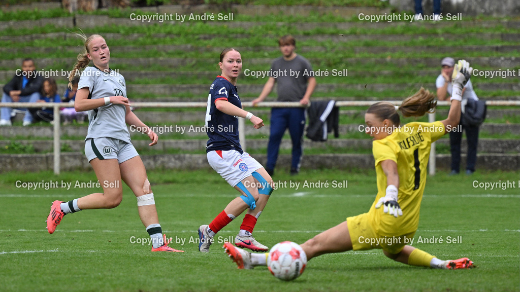 Holstein Kiel vs VfL Wolfsburg II | Kira Hasse (Holstein #24 trifft den rechten Pfosten) vs Jasmin Zimmermann (Wolfsburg #15) &amp; Ylvi Eisenbeiß (Wolfsburg #1) / Fußball-Regionalliga Nord Frauen 2026/2027 / Holstein Kiel vs VfL Wolfsburg II / Waldwiese / Kiel / 13.09.26 - Realisiert mit Pictrs.com