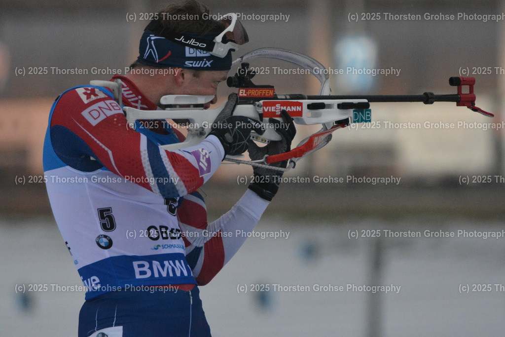 IBU WC Biathlon Oberhof 2018 | BOE Tarjei (NOR) am Schiessstand; IBU WC Biathlon Oberhof 2018, 12,5 km Verfolgung der Männer am 06.01.2018 in der DKB Ski Arena in Oberhof, (Deutschland) - Realisiert mit Pictrs.com