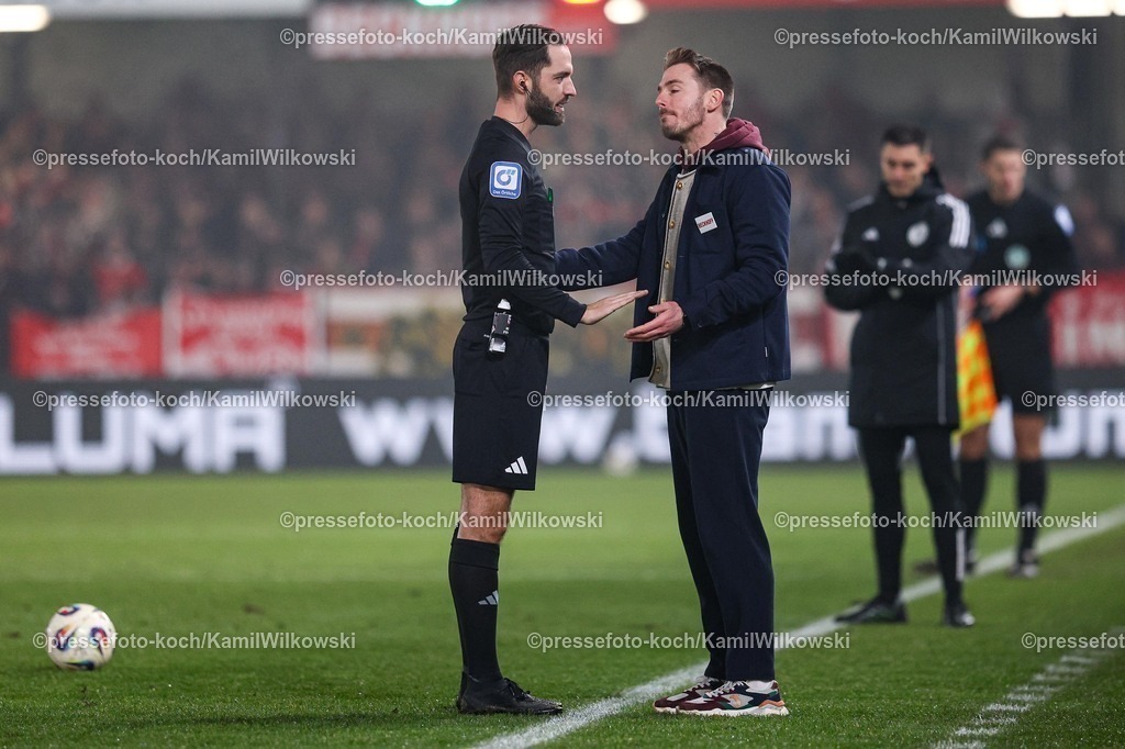 xKWIx13122501058 | 13.12.2025, xKWIx, Fußball, 3. Liga, SC Verl - Rot-Weiss Essen, SPORTCLUB Arena: Tobias Strobl (SC Verl Cheftrainer) diskutiert mit dem Schiedsrichter Christian Ballweg Photo: xKamilxWilkowskixPressefotoKochx