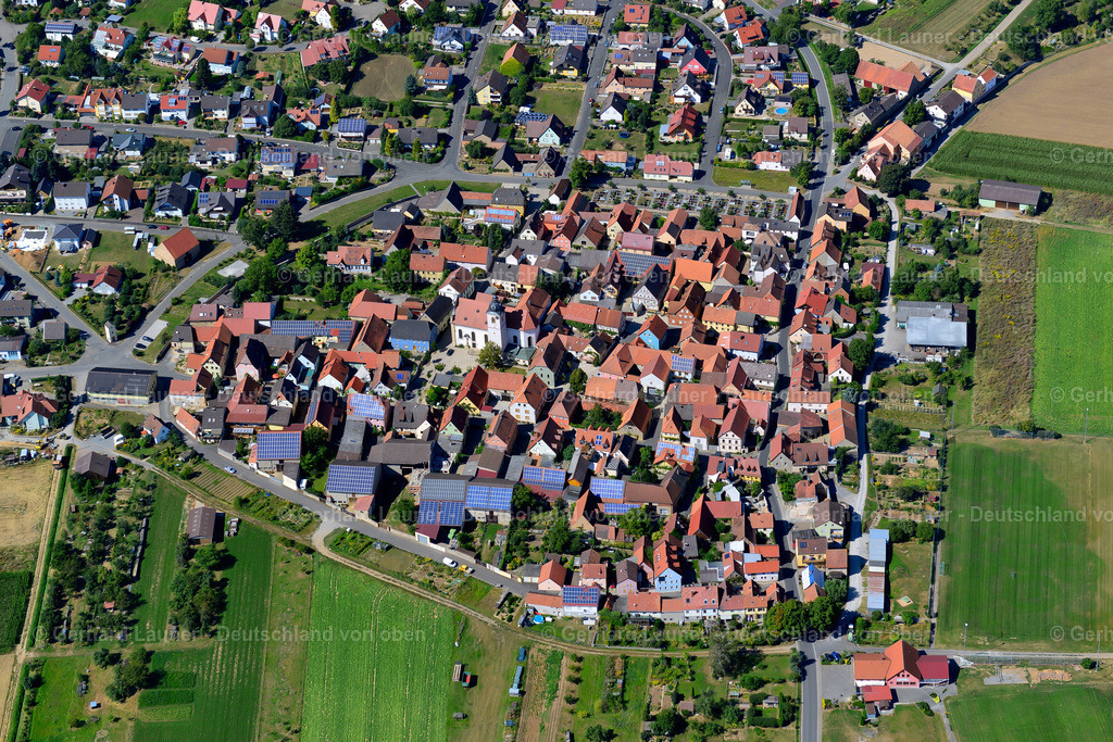 3650288 | UNTEREISENHEIM 31.08.2016 Ortsansicht am Rande von landwirtschaftlichen Feldern und Nutzflächen  in Untereisenheim im Bundesland Bayern, Deutschland // Village view on the edge of agricultural fields and land  in Untereisenheim in the state Bavaria, Germany Foto: Gerhard Launer
