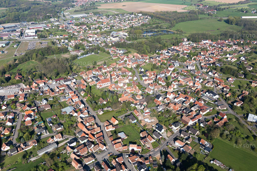 Vue aérienne: Vue de la ville à Gundershoffen dans le département Bas Rhin, France. Photo: IMG_099403.jpg prise le 30/04/2017 par Werner Riehm/FLY-FOTO.euRésolution de l'original: 5472 x 3648 px