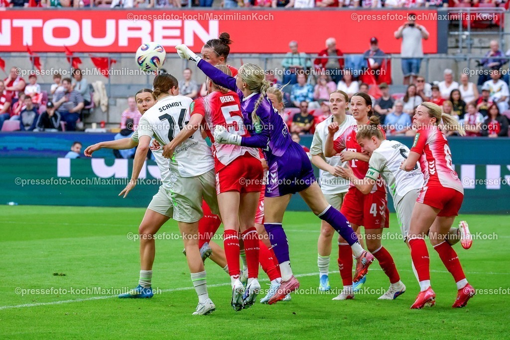 xsscx02052601100 | 02.05.2026, xsscx, Frauen Fussball, 1. FC Köln - Werder Bremen, 1. Fussball Bundesliga, 24. Spieltag, RheinEnergie-Stadion, Saison 2025 2026: Lisa Schmitz (1. FC Köln #1) wehrt einen Angriff von Werder Bremen ab DFB regulations prohibit any use of photographs as image sequences and or quasi-video. Photo: xSandraxScherningxPressefotoKochx