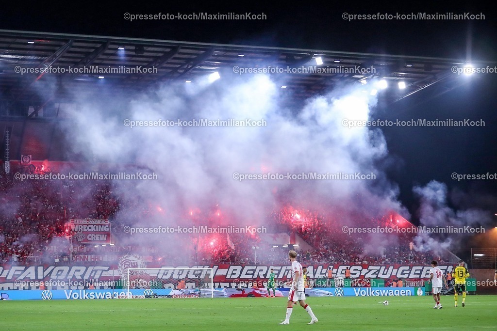 DFB18082501084 | 2025.08.18, Fußball, 1.Runde DFB-Pokal, Rot-Weiss Essen - Borussia Dortmund, Stadion Hafenstraße, Saison 2025 2026: Fans zünden bengalisches Feuer Bengalos Pyrotechnik  Choreo Choreografie Choreography DFB regulations prohibit any use of photographs as image sequences and or quasi-video.