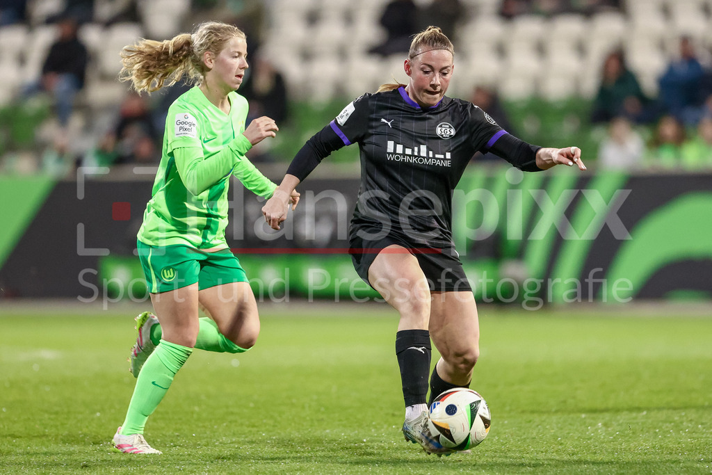 Fussball, Google Pixel Frauen-Bundesliga, VfL Wolfsburg - SGS Essen | v.li.: Justine Kielland (VfL Wolfsburg, 18) und Ramona Maier (SGS Essen, 9) im Zweikampf, Duell, Dynamik, Aktion, Action, Spielszene, DIE DFB-RICHTLINIEN UNTERSAGEN JEGLICHE NUTZUNG VON FOTOS ALS SEQUENZBILDER UND/ODER VIDEOÄHNLICHE FOTOSTRECKEN. DFB REGULATIONS PROHIBIT ANY USE OF PHOTOGRAPHS AS IMAGE SEQUENCES AND/OR QUASI-VIDEO.