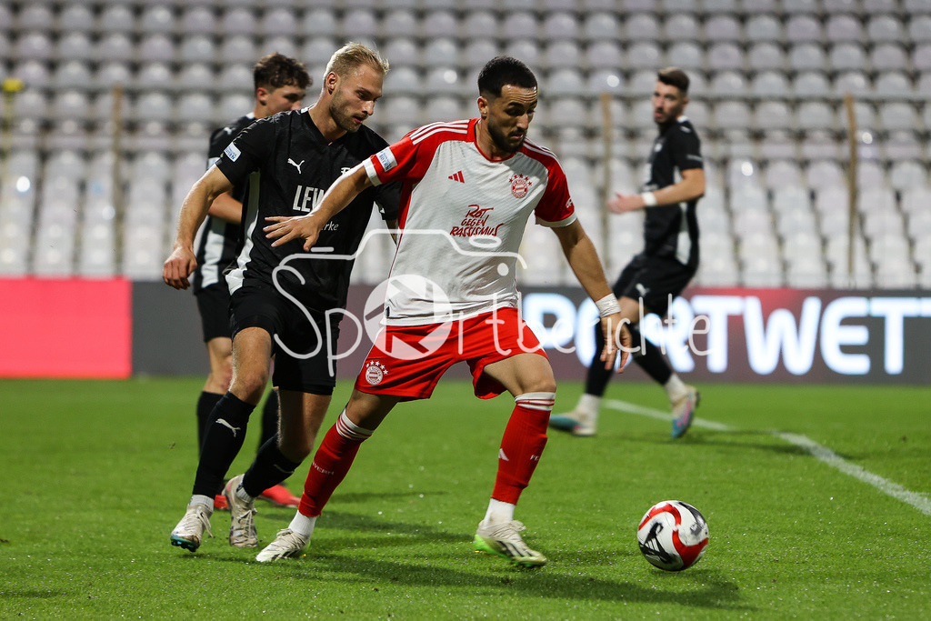 FC Bayern Amateure - FC Memmingen | Nicolai BRUGGER (FCM #4) im Duell mit DIon BERISHA (FCB #11) / Zweikampf