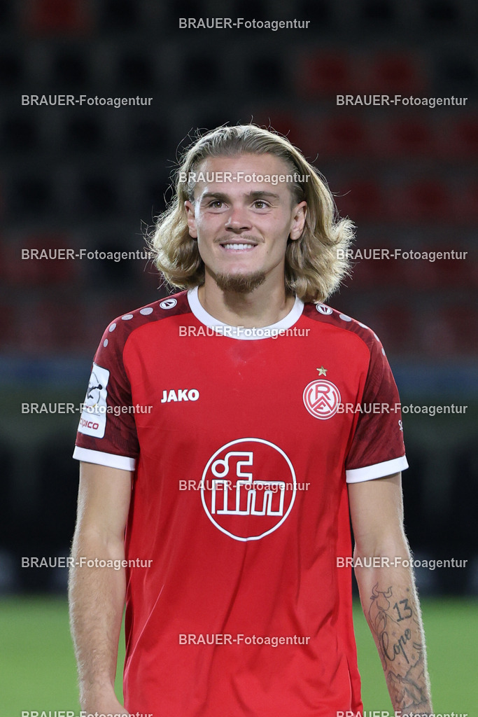 SV Wehen Wiesbaden - Rot-Weiss Essen | Wiesbaden, Deutschland, 22.08.2025Tom Moustier  (Rot-Weiss Essen) schaut während des drittliga Spiels zwischen SV Wehen Wiesbaden und Rot-Weiss Essen am 22.08.2025 in der BRITA-Arena in Wiesbaden. (Foto von Timo Bluhmki-Schmidt/Brauer Fotoagentur