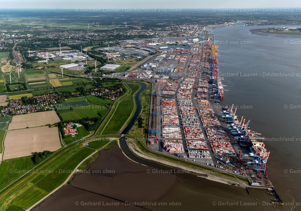 4030518 | BREMERHAVEN 01.06.2020 Hafenanlagen und Terminals mit Lagerhallen, Speditions und Logistikunternehmen und vielen Containern im Stadtbremischen Überseehafen an der Weser- Mündung in Bremerhaven im Bundesland Bremen. Weiterführende Informationen bei: Stadt Bremerhaven. // Docks and terminals with warehouses, freight forwarding and logistics companies and lots of containers by the mouth of the Weser in Bremerhaven in the state Bremen. Further information at: Stadt Bremerhaven. Foto: Gerhard Launer
