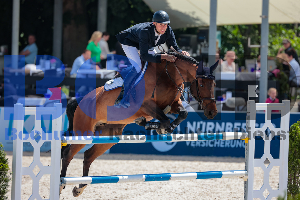 Longines Balve Optimum - Springen Samstag {date} -  | {headline}(Foto: Sebastian Sendlak / BOND) - Realisiert mit Pictrs.com