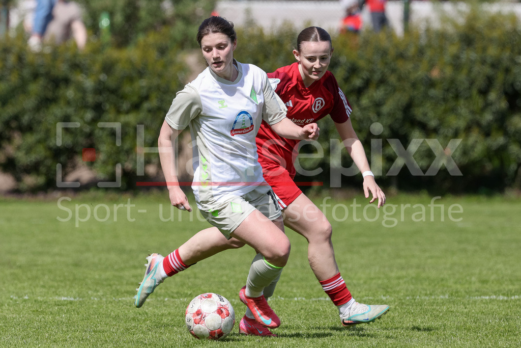 Fussball, Regionalliga Nord Frauen, ATS Buntentor - SV Werder Bremen II | v.li.: Pirkko Linn Rodel (SV Werder Bremen II, 19) und Linn Müller (ATS Buntentor, 10) im Zweikampf, Duell, Dynamik, Aktion, Action, Spielszene