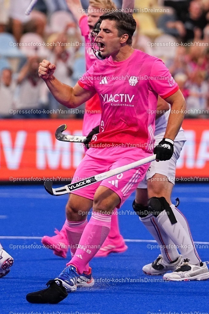 xydrx08082502085 | 08.08.2025, xydrx, Herren EuroHockey Championship 2025, Gruppenphase, Gruppe B, Deutschland - Frankreich, Sparkassenpark Mönchengladbach: Torjubel nach dem Tor zum 2:2 für die Deutsche Feldhockey Nationalmannschaft durch Torschütze Gonzalo Peillat (Deutsche Feldhockey Nationalmannschaft #16)