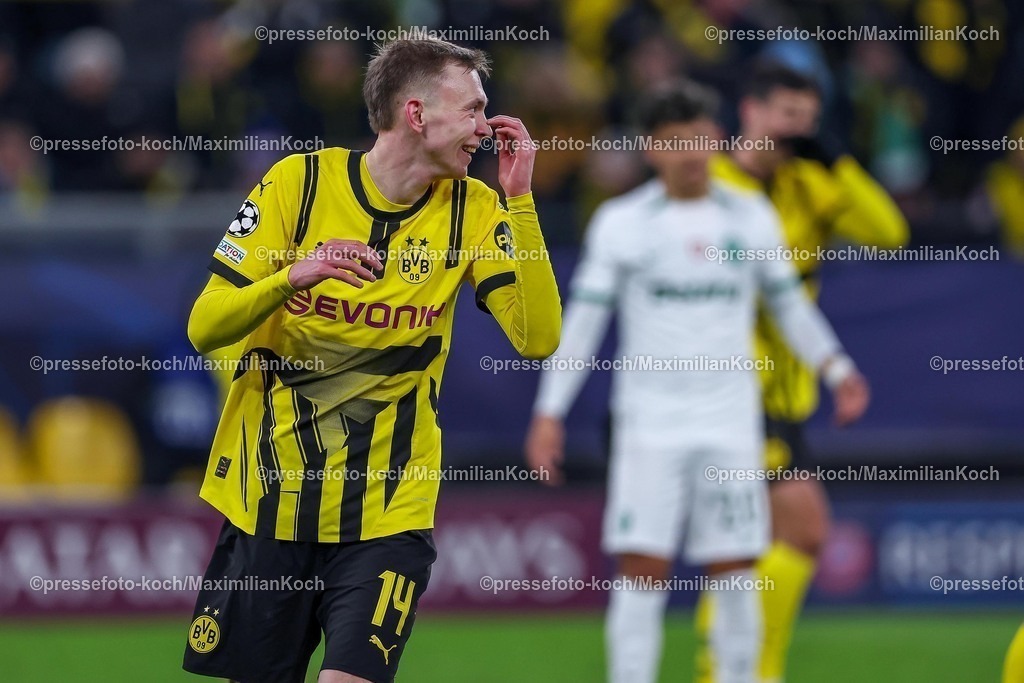 UCL1902250102365 | 19.02.2025, Fußball, UEFA Champions League, Borussia Dortmund - Sporting Lissabon, Signal Iduna Park, Knockout phase play-offs, Saison 2024 2025: Maximilian Beier (BVB #14) lachend