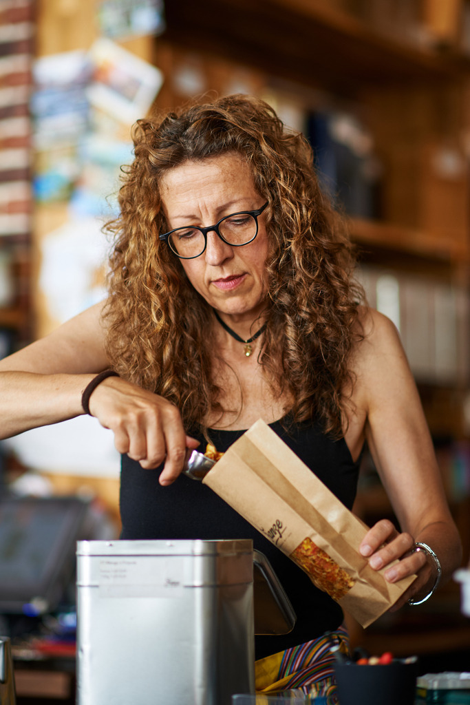 Cafebrennerei Franze | Wien, Austria - July 24, 2019: Cafebrennerei Franze am Kutschkermarkt, Bettina Klinger beim abfüllen einer Teesorte. - Realisiert mit Pictrs.com