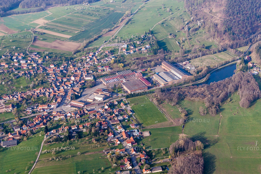 Vue aérienne: Locaux de l'usine De Dietrich Process Systems à Zinswiller dans le département Bas Rhin, France – .Photo: IMG_63733.jpg prise le 30/03/2014 par Werner Riehm/FLY-FOTO.eu – Résolution de l'original: 4432 x 2955 px – De Dietrich Process Systems: Chemical Process Solutions and Services