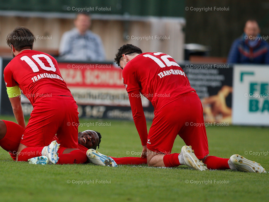 A_LUI_05052025_29 | SPORT,FUSSBALL LL.OST 05.04.2025 IM BILD: SIMON ABRAHAM UND FINN RUDEL FREUEN SICH MIT DEM TORSCHUETZEN EMMANEUL EZIEKWE (ALLE OEDT)FOTO:  FOTOLUI