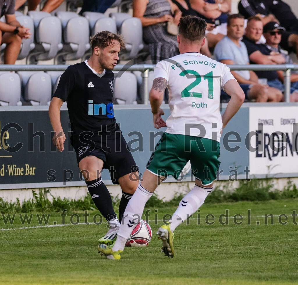 2023-08-18_009_FC_Schwaig_gegen_TSV_Kastl | Oberding, Deutschland, 18.08.2023:
Fußball, Landesliga Südost 2023 / 2024, 7. Spieltag, FC Schwaig gegen TSV Kastl, Endergebnis: 2:2

Manuel Kellermann (TSV Kastl, #27), Leon Roth (FC Schwaig, #21)

Foto: Christian Riedel / fotografie-riedel.net