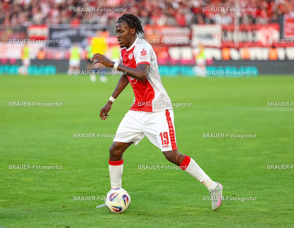 Rot-Weiss Essen - TSV 1860 München - 3.Liga | Essen, Deutschland, 01.08.2025Franci Bouebari (Rot-Weiss Essen) in aktion, am Ballwährend des 3.Liga Spiels zwischen Rot-Weiss Essen- TSV 1860 München im Stadion an der Hafenstraße am 01.08.2025 in Essen. (Foto von Timo Bluhmki-Schmidt/ Brauer-Fotoagentur)