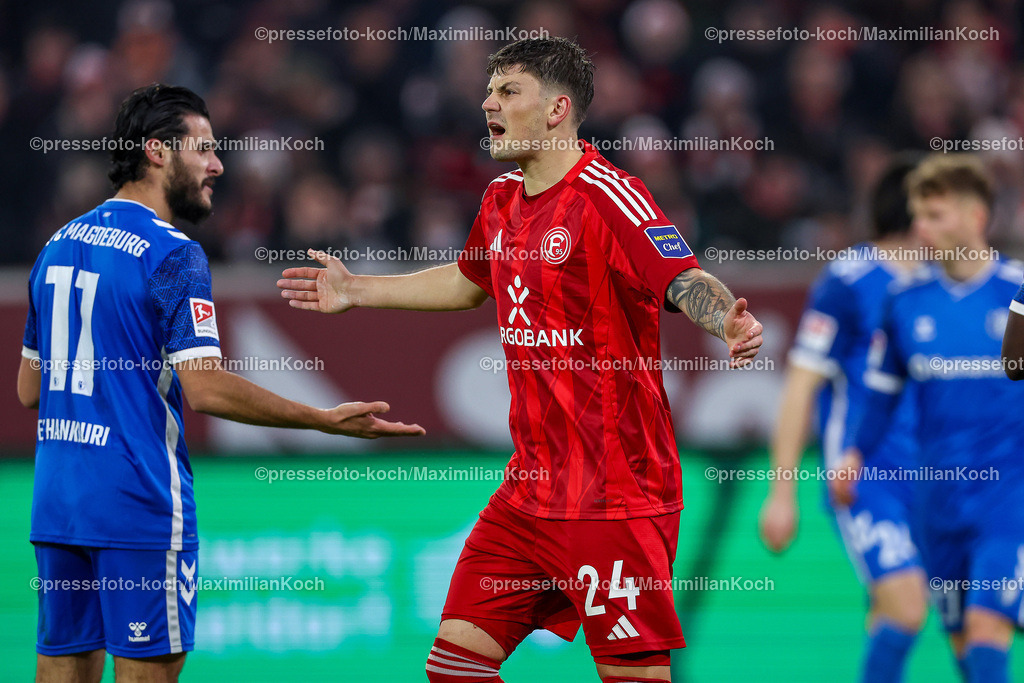 Due20122401084 | 20.12.2024, Fußball, Fortuna Düsseldorf - 1. FC Magdeburg, 2. Bundesliga, Merkur Spiel-Arena, Saison 2024 2025: Dawid Kownacki (Fortuna Düsseldorf #24) steht enttäuscht gestikulierend auf dem Spielfeld Enttäuschung NiederlageDFB regulations prohibit any use of photographs as image sequences and or quasi-video.