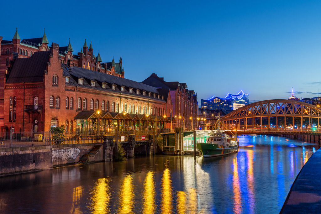 10250902 - Blaue Stunde an der Speicherstadt | Blick über den Zollkanal auf die Speicherstadt und die Elbphilharmonie zur blauen Stunde.