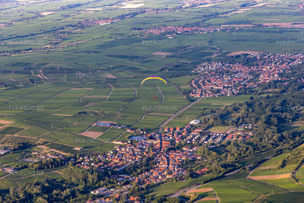 Luftbild:  in Siebeldingen im Bundesland Rheinland-Pfalz in Deutschland. Foto: IMG_133667.jpg vom 18.07.2022 durch Werner Riehm/FLY-FOTO.deWWW.SIEBELDINGEN.DE
