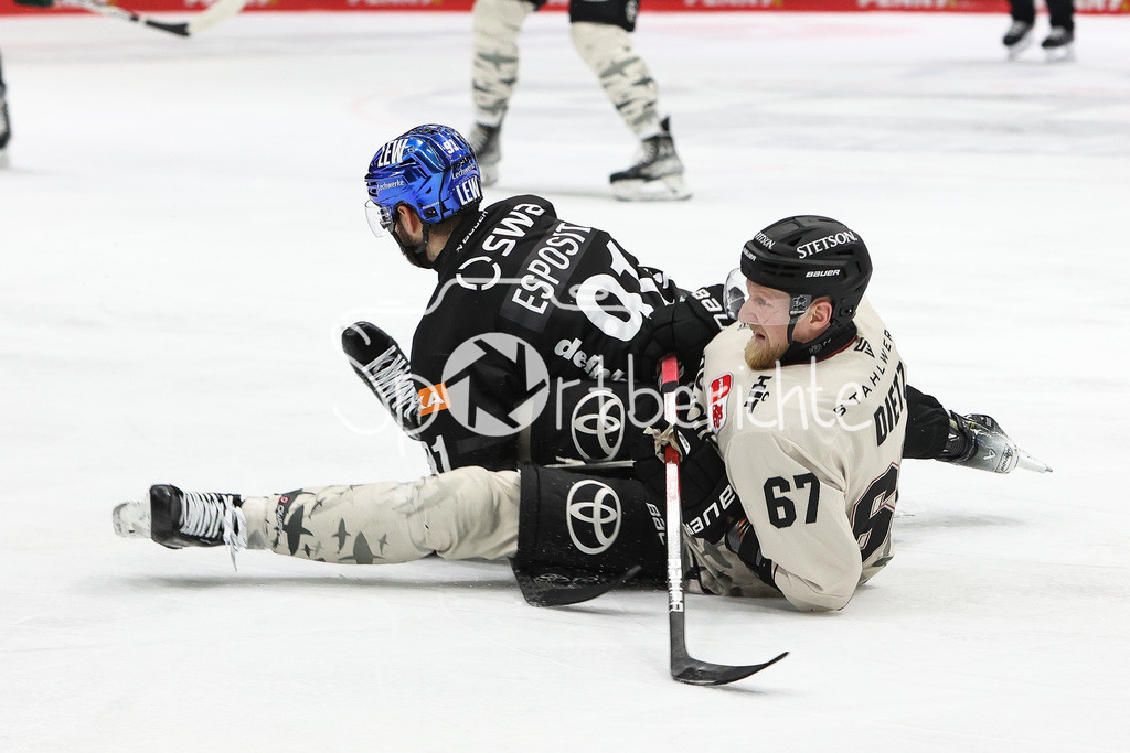 Augsburger Panther - Kölner Haie  | Luke ESPOSITO (AEV #91) im Duell mit Stanislav DIETZ (KEC #67) / Zweikampf