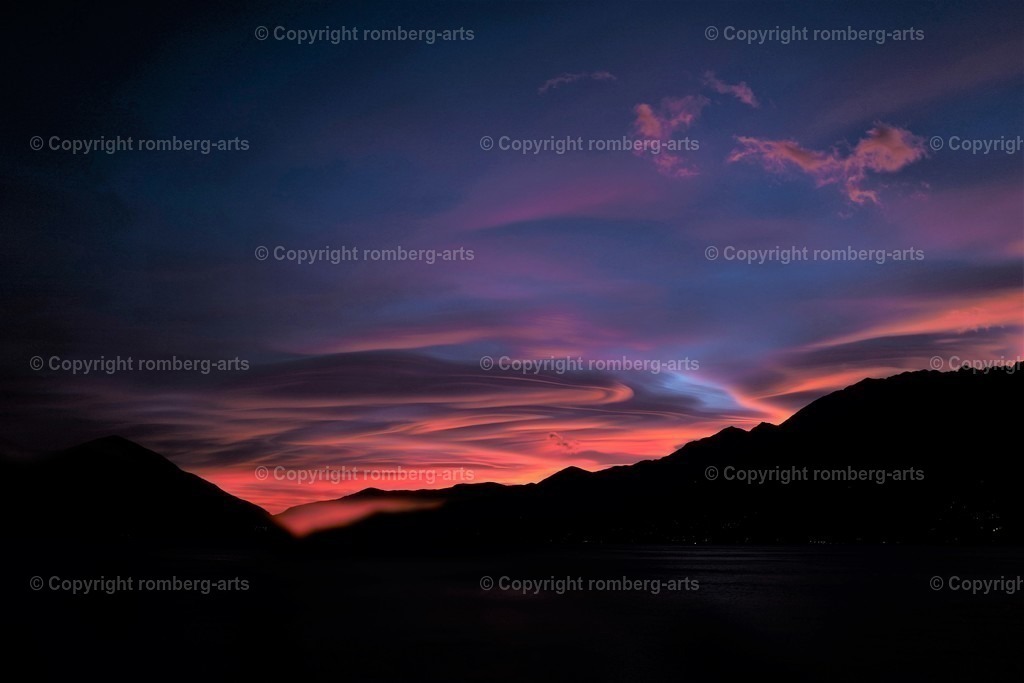 Naturereignis | Sonnenuntergang, schwarze Berge mit rotem Sonnenuntergang, feuerroter Himmel, blau-roter Himmel bei Sonnenuntergang