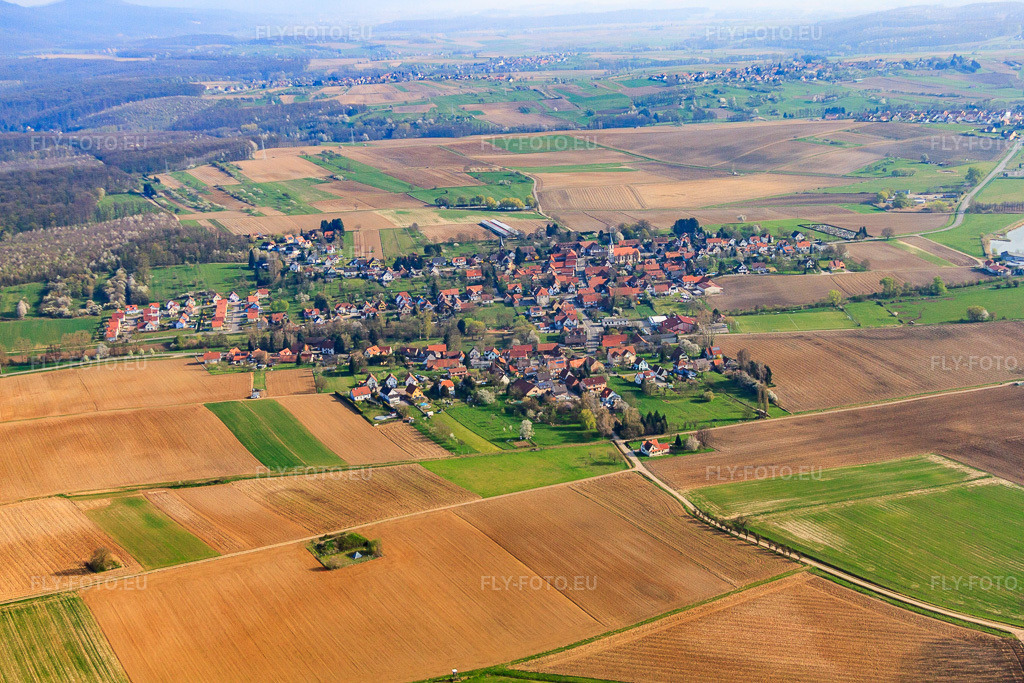 Vue aérienne: Vue de la ville depuis le sud à Kutzenhausen dans le département Bas Rhin, France – .Photo: IMG_63792.jpg prise le 30/03/2014 par Werner Riehm/FLY-FOTO.eu – Résolution de l'original: 4752 x 3168 px