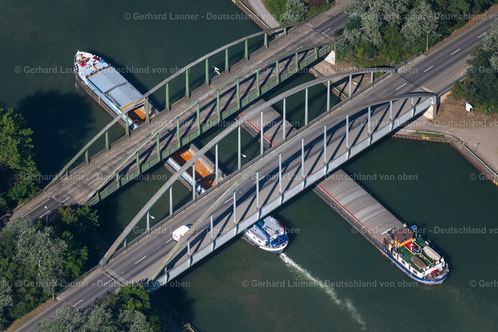 4035008 | BRAUNSCHWEIG 31.07.2020 Schiffe und Schleppverbände der Binnenschiffahrt in Fahrt auf der Wasserstraße des Flußverlaufes " Mittellandkanal " in Braunschweig im Bundesland Niedersachsen, Deutschland. // Ships and barge trains inland waterway transport in driving on the waterway of the river " Mittellandkanal " in Brunswick in the state Lower Saxony, Germany. Foto: Gerhard Launer