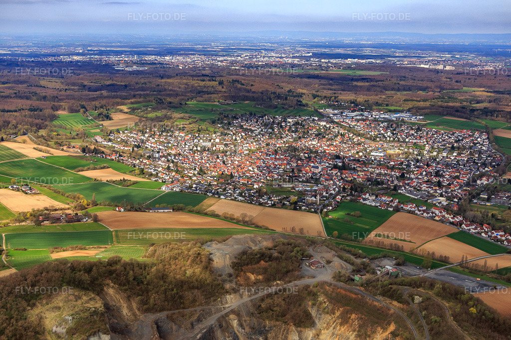 Luftbild: Ortsansicht von Südosten in Roßdorf im Bundesland Hessen in Deutschland. Foto: IMG_077265.jpg vom 12.04.2015 durch Werner Riehm/FLY-FOTO.de