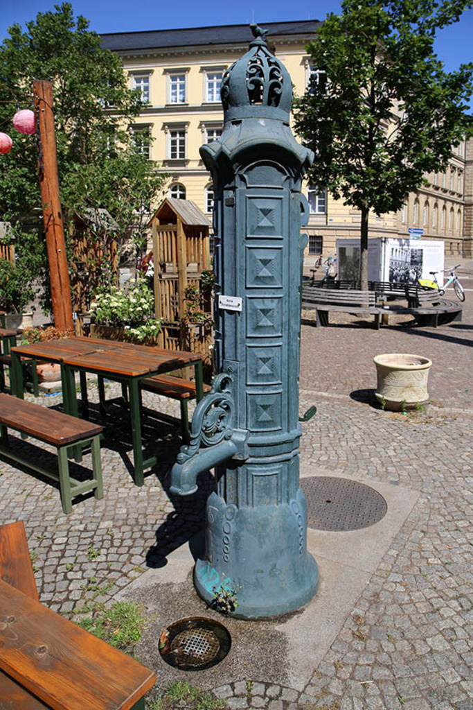 Foto: Leipzig - Handschwengelpumpe - Typ Vogelkäfig - Peterssteinweg | Das Team hinter BILDLEXIKON LEIPZIG bündelt historische wie aktuelle Informationen über die Stadt Leipzig in Text und Bild auf einer Plattform und stellt diese der interessierten Öffentlichkeit zur Verfügung.